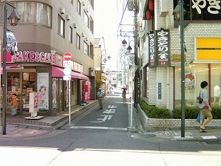 京王稲田堤駅方面商店街写真１