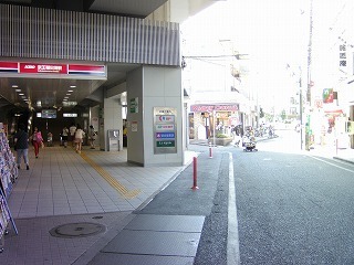 京王稲田堤駅改札前写真