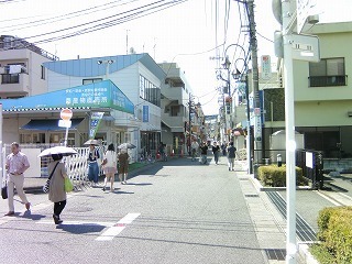 京王稲田堤駅方面商店街写真２