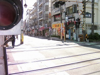 稲田堤駅踏切写真